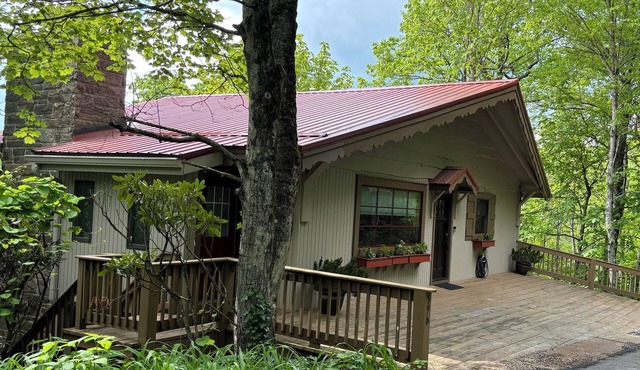 Bramble Cottage - Private retreat with huge Grandfather views in Blowing Rock