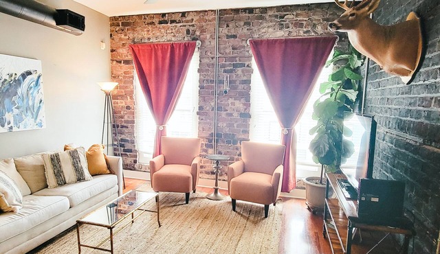 Brick on Broughton-*Spacious Downtown Loft near Plant Riverside*