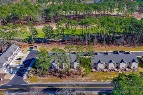 Bright Aberdeen Townhome on Golf Course with Deck!
