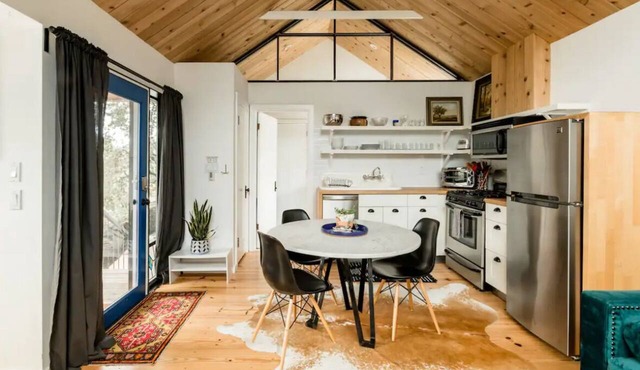 Bright South Congress Studio Treehouse + Parking