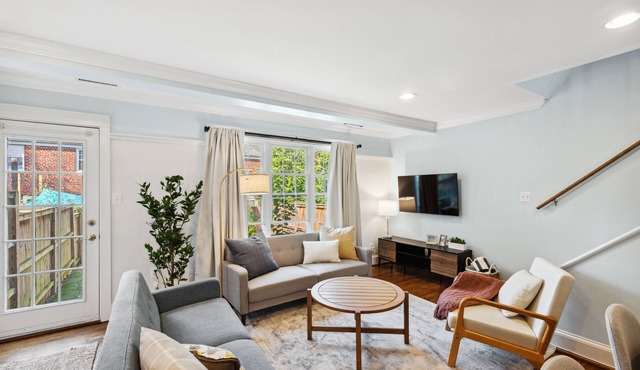 Bright townhome in vibrant Del Rey 10mins to DC with firepit
