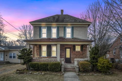 Broadway Cottage - Town, Hot Tub, Fire Pit, Grill, Wifi, Family Friendly, Pet Friendly