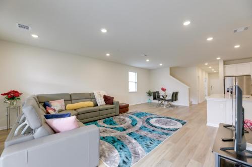 Buda Business-Ready House: Office, Home Gym & Yard