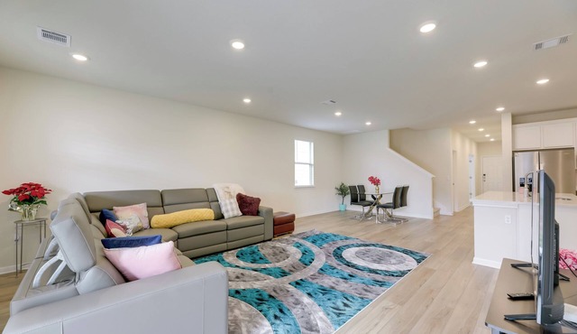 Buda Business-Ready House: Office, Home Gym & Yard