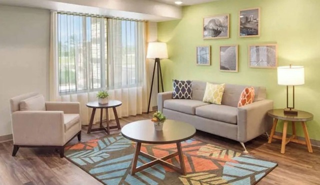 Budget-Conscious Suite Near Top Austin Spots – Full Amenities for Long Stays