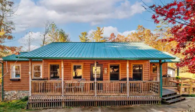 Cabin w/ Large Fenced in Backyard, 2 Fire-Pits, Cozy Sofa, Fire-Place, Bike Rack