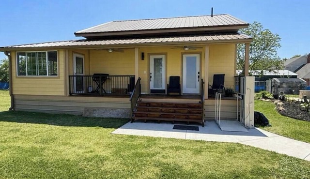 CajunCasa-A Texas touch of Cajun Living. Sleeps 5 comfortably-Wheelchair Lift
