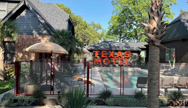 calla lily: poolside,hot tub,Easy World Cup Access
