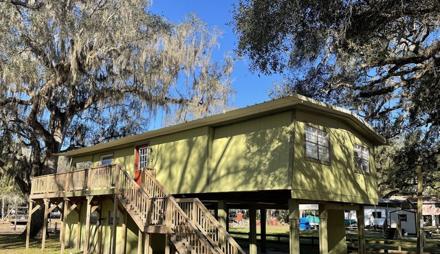 Canal front stilt house with access to Suwanee River!