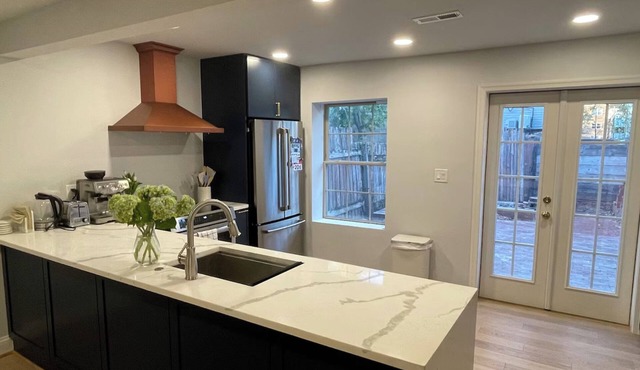 Capitol Hill Rowhouse with parking! Sleeps 8. Two washer/dryers, 2 kitchens!