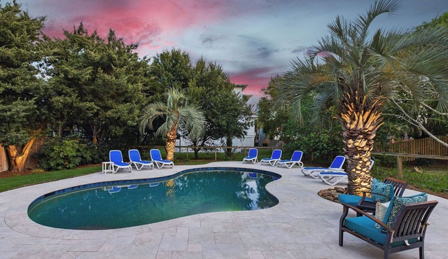 Carolina Belle Recent Renovation 5 bd/4 ba Private Pool, Backyard Oasis, 3rd Row