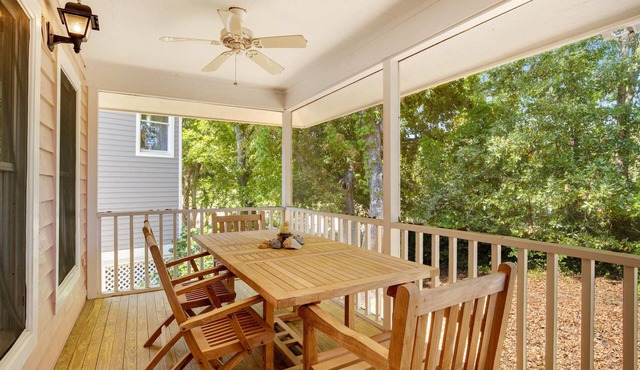 Casual cottage w/screened porch & shared pool - walk to the beach