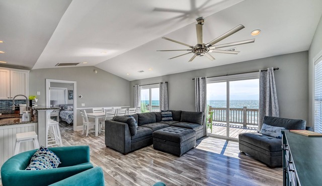 Charm Getaway - Oceanfront family home in a quiet stretch of Surf City !