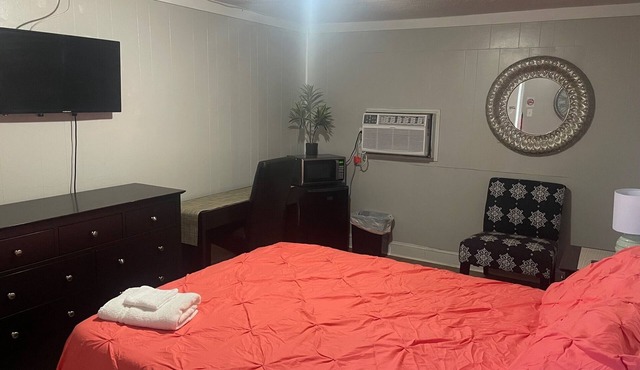 Charming 1 Bedroom/1 bath hotel room