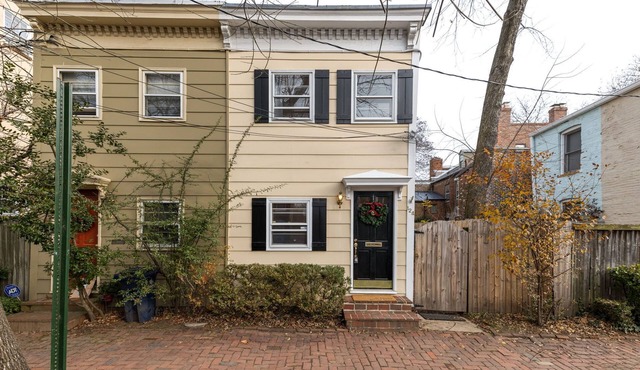 Charming 1920s Townhome in Old Town!