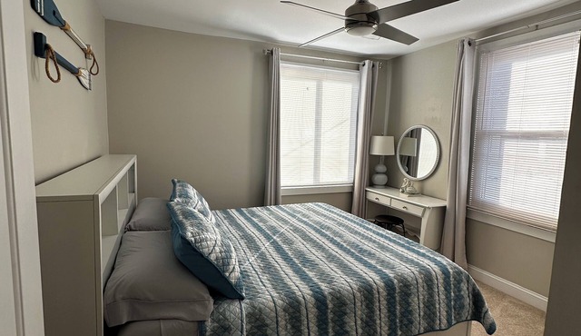Charming 2-bedroom cottage w/Private yard 3 block From the Beach!