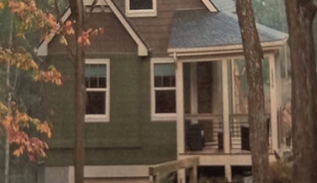 Charming 2-bedroom cottage with WiFi and AC in Hendersonville