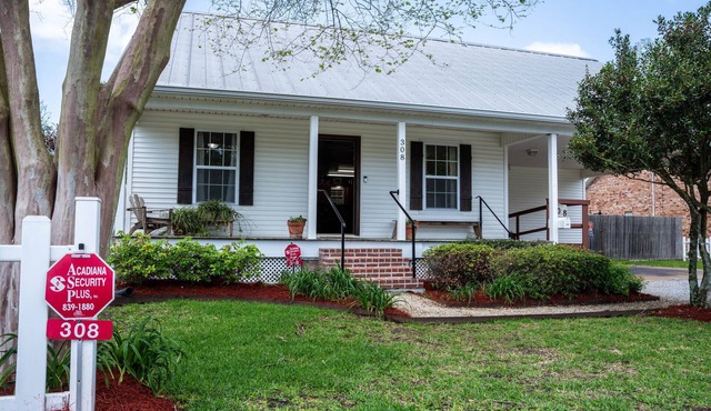 Charming 2-bedroom house in fabulous Breaux Bridge with WiFi, AC