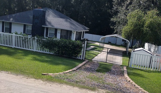 Charming 2-bedroom, 1 bath, game room, patio fenced.in lovely Ocala