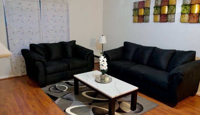 Charming 2-bedroom apartment with Great central location in Greenville