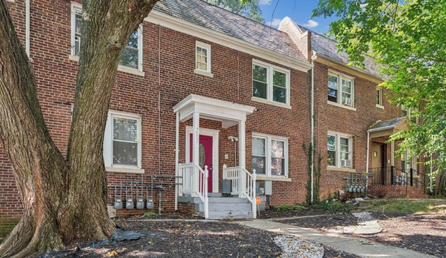 Charming 2-bedroom apartment in Prime Location Washington with WiFi, AC
