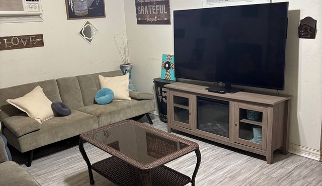 Charming 2-bedroom house with WiFi, in lovely Plainview. Perfect for a family.