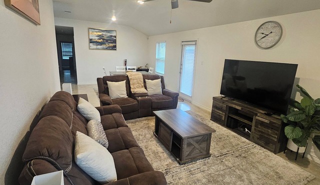 Charming 2-bedroom house with WiFi, AC in Central Killeen and Harker Heights