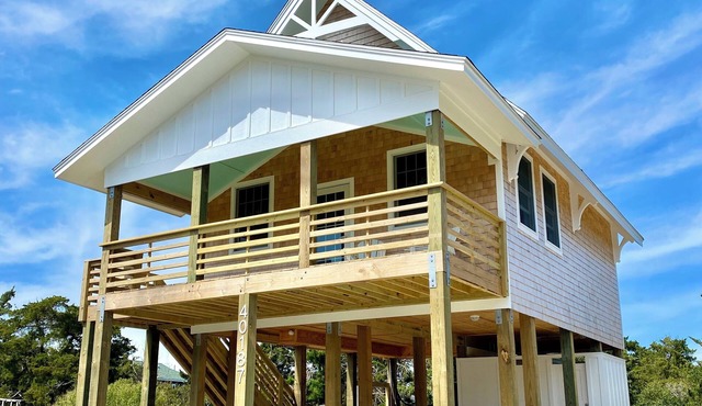 Charming 2-bedroom, NEW custom home, linens provided, walk to the beach!