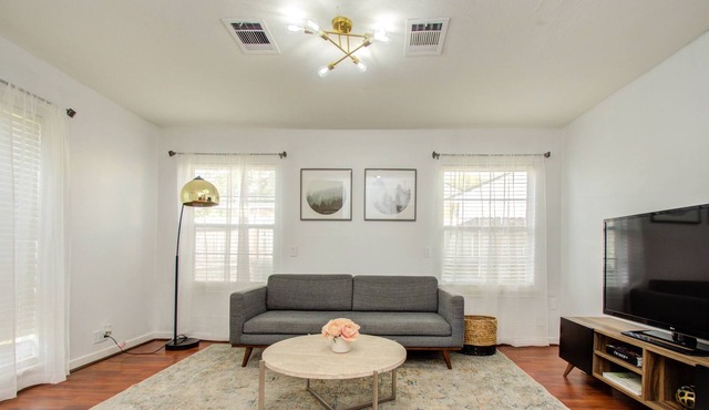 Charming 2BD 1BTH Home in Peaceful Neighborhood