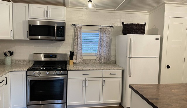 Charming 2bed/1bath minutes from Fort Polk with large yard