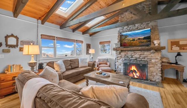 Charming 2BR Cabin w/Amazing Views! Minutes to Boone & Blowing Rock