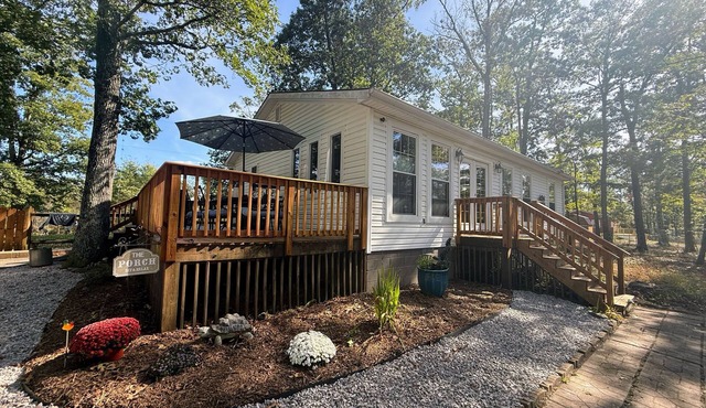 Charming 3-bd house/hot tub nestled in 2 private acres 6 min to Berkeley Springs