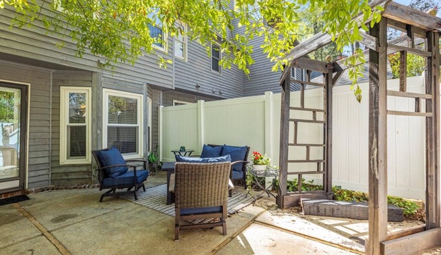 Charming 3-bedroom 2.5-bathroom townhome with WiFi and AC in Greenville