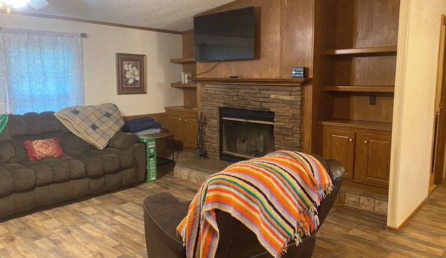 Charming 3-bedroom house with AC and WiFi in Plainview, surrounded by mountains.