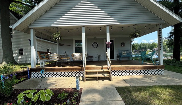 Charming 3-bedroom house with AC in welcoming Plainwell on the lakefront