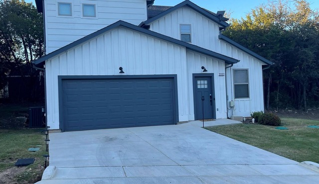 Charming 3-bedroom house Gated community Steps from the Lake