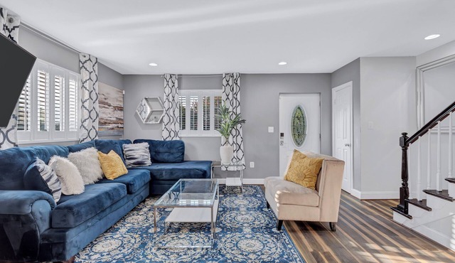 Charming 3-bedroom townhome w/free parking in Washington/Oasis outdoor fam-fri