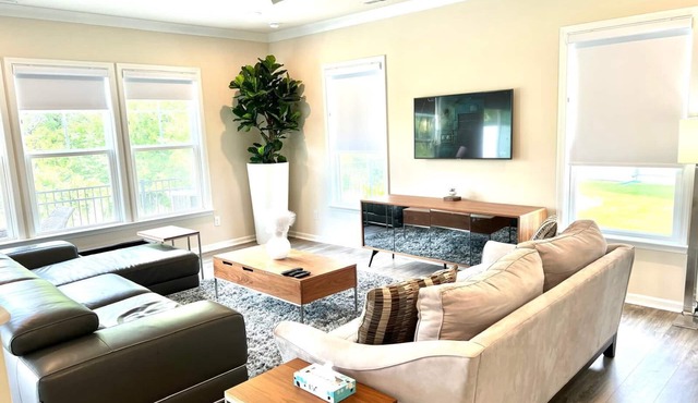 Charming 3-bedroom townhome with WiFi, fitness room in brilliant Charlotte