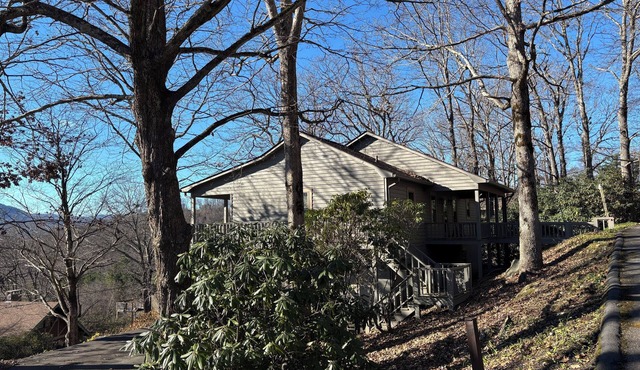 Charming 3-bedroom cottage in peaceful Blowing Rock with stunning views.