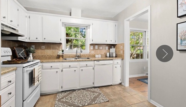 Charming 3-bedroom house with WiFi lrg bkyrd nHeated enclosed porch