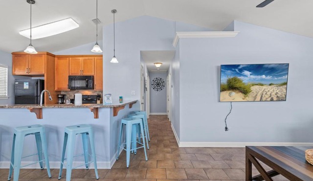 Charming 3BD/2BA HOME close to the BEACH! Sleeps 8!