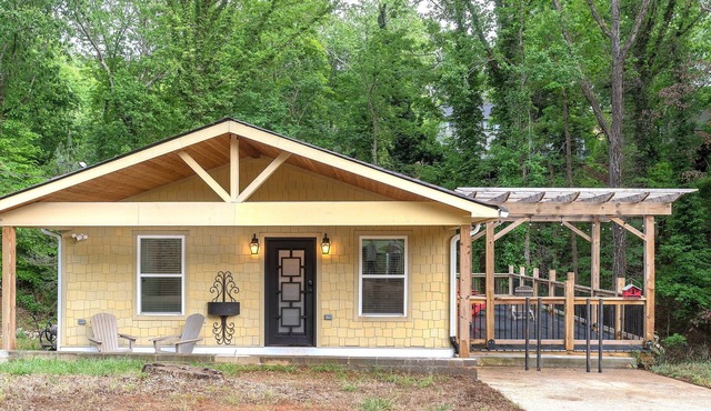 Charming 3BR Cabin w/All the Comforts – WiFi & AC in Beautiful Gainesville