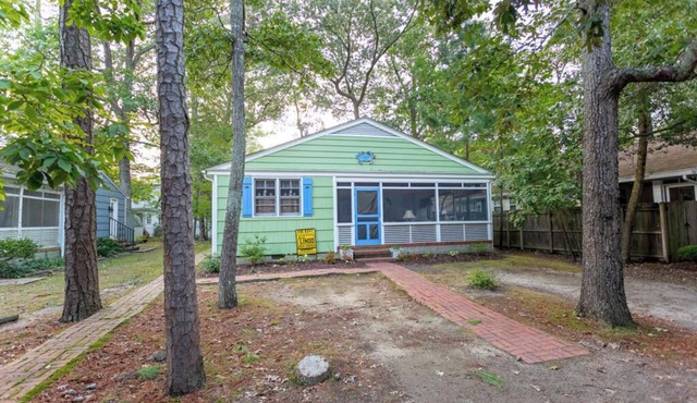 Charming 3BR Coastal Bungalow—Bike to Beach, Walk to Town!