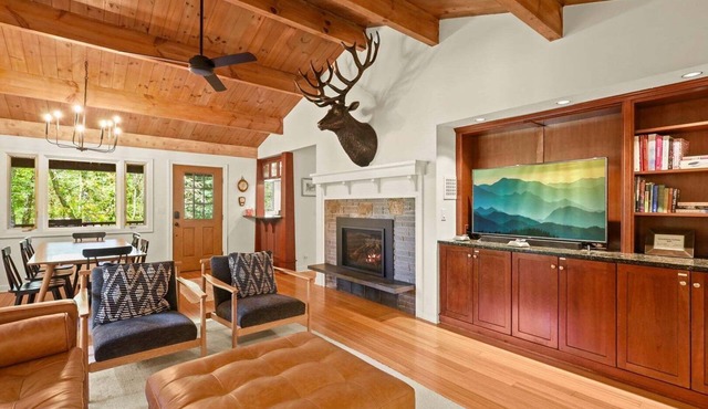 Charming 3BR Grandfather Cottage in Banner Elk, NC, perfect for family getaways!