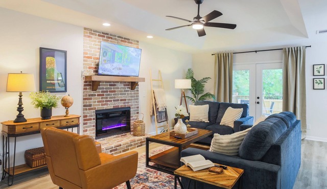 Charming 4-bedroom house - Mins away from Historic Downtown! Great for Families!