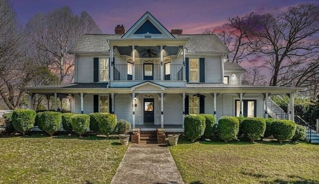 Charming 8-bedroom home in Hartwell, 5 minutes from Cateechee Golf Club!
