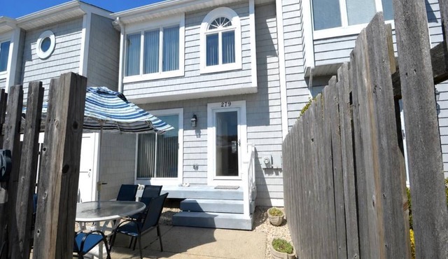 Charming Avalon Townhome with great outdoor living space, convenient to town center, tennis/pickleball courts, and a few short blocks to great beaches.
