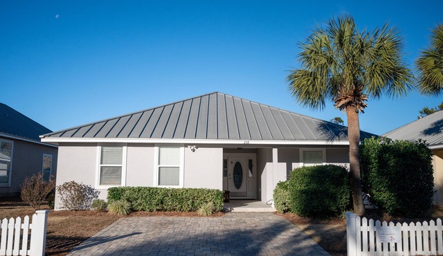 Charming Beach Cottage, Beach Chair Service Included. Snowbirds special rates!