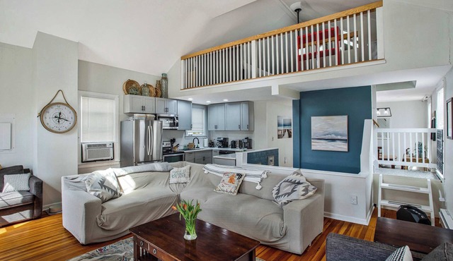 Charming Beach House Top Floor - Walk Everywhere!