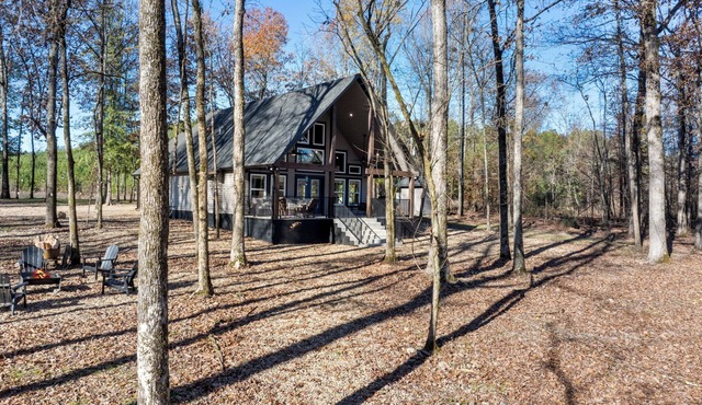 Charming cabin, Float On Inn, on the banks of the beautiful Cossatot River.